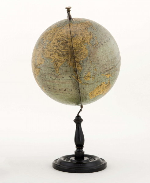 Globus bez tytułu, roku wydania i granic politycznych. Mapa litografia kolorowa; 12 segmentów i 2 koła. Treść kartograficzna nie jest bogata. Podstawowa sieć wodna i linia brzegowa kontynetów zaznaczone kolorem niebieskim. Największe góry przedstawiono za pomocą metody kreskowej (w postaci 