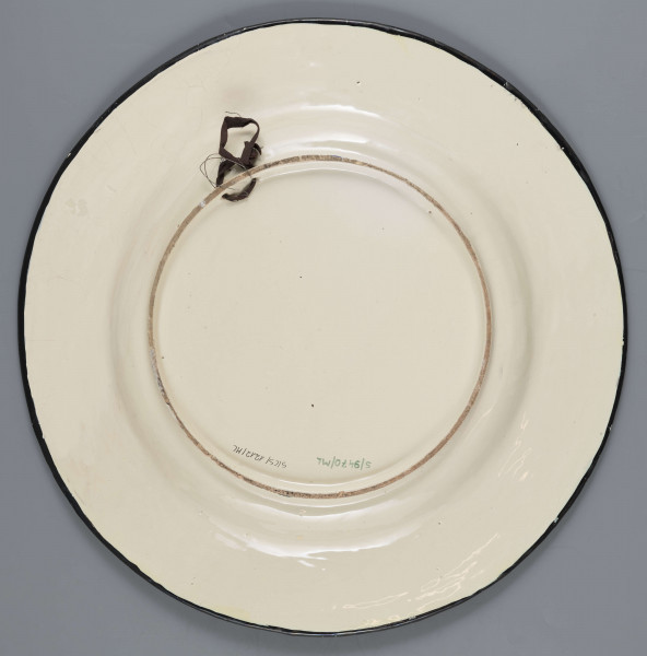 S/CS/1212/ML - Pólmisek okrągły, gładki, szkliwiony, dekoracja dwubarwna malowana błękitem kobaltowym na kremowożółtym tle. W lustrze popiersie portretowe Stefana Batorego zwróconego 3/4 w prawo, po jego prawej stronie kartusz z herbem 