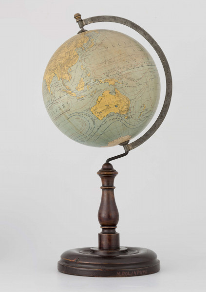 Globus fizyczny bez tytułu, roku wydania i granic politycznych. Kula tekturowa, oklejona mapą złożoną z 12 segmentów (każdy po 30 stopni) i 2 kół, postument drewniany, toczony, ozdobny, południk metalowy, 180-stopniowy, skalowany co 5 stopni, z zaznaczonymi zwrotnikami, równoleżniki zdobione, ruchomy.
Lądy - brak hipsometrii. Podstawowa sieć wodna i linia brzegowa kontynentów naznaczona na niebiesko. Powierzchnia kontynentów jest blado-żółta, poza białą Antarktydą. Na lądach zaznaczono rzeki, pustynie (sygnatura). Jeziora zakreskowano na ciemno-niebiesko. Największe góry oznaczono za pomocą metody kreskowej (w postaci 
