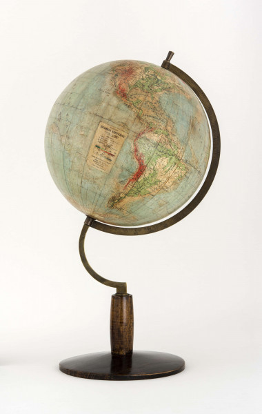 Kula tekturowa oklejona 18 segmentami mapy (po 20 stopni każdy) i 2 koła, postument drewniany toczony z metalowym ramieniem podtrzymującym kulę, południk metalowy 180-stopniowy, ruchomy, skalowany jednostronnie co 1 stopień. Model 