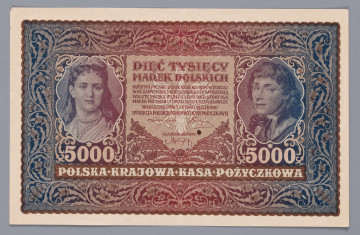 N/Bn/1656/ML N/Bn/1656/ML - Aw. W falistej ramce ornamentyka w stylu secesji wiedeńskiej. W ozdobnych kartuszach:
z lewej portret królowej Jadwigi, z prawej Tadeusza Kościuszki. Pod wizerunkami oznaczenie nominału – 5000 i emitenta: POLSKA + KRAJOWA + KASA + POŻYCZKOWA
Centralnie, w tablicy, na tle godła państwowego: PIĘĆ TYSIĘCY / MAREK POLSKICH /czterowierszowa gwarancja państwa polskiego wymiany niniejszego biletu na przyszłą walutę polską / WARSZAWA, DNIA 7. LUTEGO 1920 ROKU / DYREKCJA POLSKIEJ KRAJOWEJ KASY POŻYCZKOWEJ
Podpisy: Władysław Byrka, Józef Zarzycki
Niżej: Skarbnik Główny
Podpis: Marian Karpus
Rw. Ornamentyka jak na awersie. Centralnie w owalu godło państwowe ujęte dookolnym napisem: *PIĘĆ+TYSIĘCY+MAREK+POLSKICH
Po bokach, u góry: 5000 – 5000; niżej, czerwoną farbą oznaczenie serii i numeru: II Serja AG – No 4444,653
U dołu sankcja karna za podrabianie, fałszowanie i puszczanie w obieg podrobionych lub fałszowanych biletów PKKP.