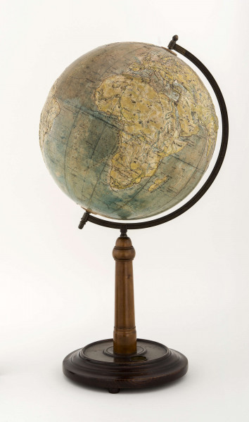 Jest to jeden z trzech znanych, zachowanych polskich globusów plastycznych z wypukłą orografią. Najważniejszym elementem i zarazem nowością jest przedstawienie rzeźby terenu w sposób plastyczny, próba przedstawienia trzeciego wymiaru.Tekturowa kula, wypukłości wykonane z masy gipsowej lub papierowej, południk metalowy, postument stosunkowo wysoki, drewniany. Rzeźbę plastyczną otrzymały góry i wielkie płaskowyże oraz wyżyny. Obszary te zostały ponadto wyróżnione odmiennym kolorem i barwnym podcieniowaniem rzeźby. Na kontynentach przedstawiono bagna (szrafurą), depresje na zielono, treść uzupełnia sieć hydrograficzna i stolice państw. Na oceanach, w kolorze niebieskim: głębokość mórz i oceanów dodatkowo przedstawiono liniami batymetrycznymi (1000, 2000, 3000, 4000, 5000 m), głębie oznaczono liczbami. Zostały oznaczone rowy tektoniczne, skrajny zasięg kry pływającej i kry stłoczonej, prądy morskie (opisane tylko nazwami). Oznaczono również północną granicę uprawy zbóż i występowania drzew. 