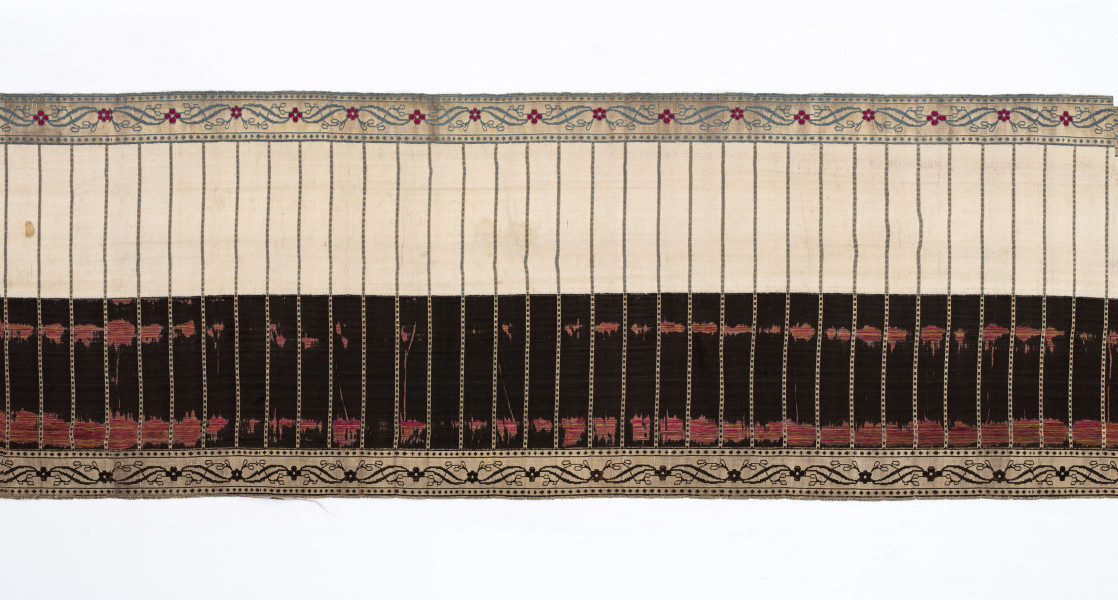 Pas kontuszowy 4-stronny
Ornament:
głowy - dwa krzaczki kwiatowe otoczone medalionami z wijącej się wstęgi
środek ( wciąż)- poprzeczne gładkie pólka
obwódki - z motywem kostki i rombów
obrzeżenia pionowe z motywem podwójnej przeplatającej się wici roślinnej, poziome - z motywem wijacej sie wstążki z kwiatami
Kolor:
pr. - tło głów i obrzeżeń srebrne, ornament brązowy z błękitem i amarantem, pólka w połowie brązowe (czarne ?), w połowie kremowe
l. - tło połowy głów i obrzeżeń błękitne oraz  w połowie pólek amarantowe, druga połowa głów i obrzeżeń brązowa oraz pólek - amarantowa
W narożnikach sygnatura wytkana 