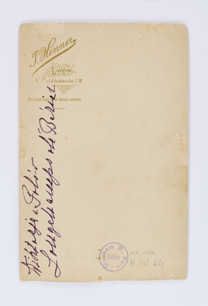 Fotografia Wiktorii z Polów Longchamps de Berier, siostry Wincentego Pola. Przedstawia kobietę w starszym wieku (popiersie) w fantazyjnym nakryciu głowy, z zarzuconą na ramiona koronkową, ciemną chustą, spiętą jasną broszką.
Fotografia naklejona na nieco większy kartonik.
Na odwrocie złotymi, ozdobnymi literami dane dotyczące firmy fotograficznej: J. Henner, Lwów, ul. Akademicka I.18 i odręczny napis atramentem: Wiktoria z Polów Longchamps de Berier.