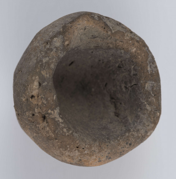 467/A/ML/1 - Naczynko miniaturowe, najprawdopobniej pełniące funkcję tygielka. Kształt półokragły, nieznacznie zwężający się ku wylewowi. Krawędź nierówna, płaska, łagodnie profilowana. Domieszka drobnoziarnista. 