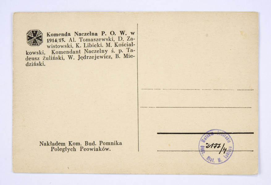Pocztówka sepiowana - Komenda Naczelna Polskiej Organizacji Wojskowej  w 1914/1915r. (zdjęcie gabinetowe). Ujęcie w poziomie.
AWERS: grupa mężczyzn (7 osób) - podoficerów w mundurach austriackich, z czapkami z umocowanymi orłami legionowymi; trzech żołnierzy trzyma broń białą - szable; postacie w dwóch rzędach - pierwszy siedzący (twarze en face, sylwetki w ujęciu 3/4), drugi stojący; w tle kotara i obraz (?) w ramce .
REWERS: czarna linatura z miejscem na korespondencje; w l. g. rogu nadruk w postaci odznaki pamiątkowej 
