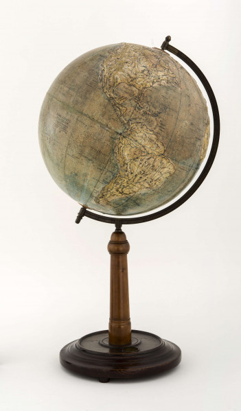 Jest to jeden z trzech znanych, zachowanych polskich globusów plastycznych z wypukłą orografią. Najważniejszym elementem i zarazem nowością jest przedstawienie rzeźby terenu w sposób plastyczny, próba przedstawienia trzeciego wymiaru.Tekturowa kula, wypukłości wykonane z masy gipsowej lub papierowej, południk metalowy, postument stosunkowo wysoki, drewniany. Rzeźbę plastyczną otrzymały góry i wielkie płaskowyże oraz wyżyny. Obszary te zostały ponadto wyróżnione odmiennym kolorem i barwnym podcieniowaniem rzeźby. Na kontynentach przedstawiono bagna (szrafurą), depresje na zielono, treść uzupełnia sieć hydrograficzna i stolice państw. Na oceanach, w kolorze niebieskim: głębokość mórz i oceanów dodatkowo przedstawiono liniami batymetrycznymi (1000, 2000, 3000, 4000, 5000 m), głębie oznaczono liczbami. Zostały oznaczone rowy tektoniczne, skrajny zasięg kry pływającej i kry stłoczonej, prądy morskie (opisane tylko nazwami). Oznaczono również północną granicę uprawy zbóż i występowania drzew. 