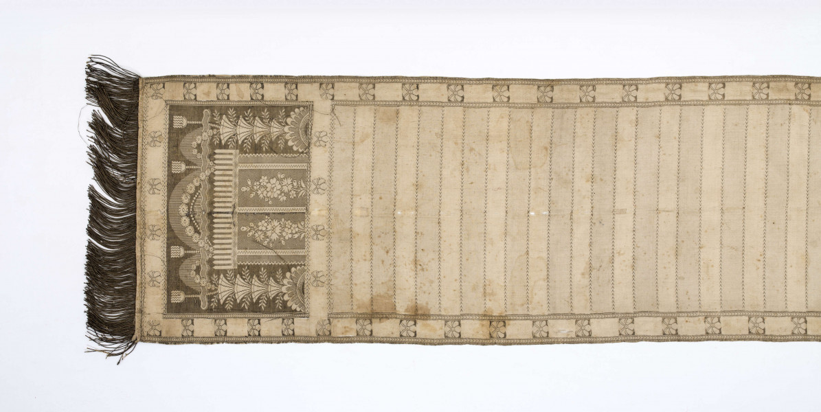 Pas kontuszowy, jedwabny, półlity, jednostronny.
Ornament:
Głowy