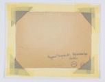 ML/H/F/272 - Przed budynkiem dworca pod dachem od strony peronu stoją, pierwszy od prawej: Leon Przanowski, trzeci - adwokat Edward Rettinger, czwarty - wojewoda Stanisław Moskalewski, szósty - biskup Marian Fulman, siódmy - policjant (komendant wojewódzki?), ósmy - gen. Jan Romer, dowódca DOK Nr II, dalej mężczyźni w melonikach i cylindrach. Fotografia naklejona na tekturę, opisana na odwrociu: 