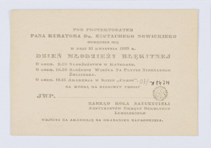 Rękopis Józefa Czechowicza, tekst zapisany czarnym ołówkiem na odwrocie kartonika (wym. 10 x 15 cm), na którym po stronie recto zanajduje się drukowany formularz zaproszenia na 