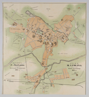 ML/H/2227 - Plan miasta Lublina ułożony przez Witolda Cholewińskiego w 1912 r. Druk jednostronny, wielobarwny. Tytuł dwujęzyczny zamieszczony po lewej stronie karty (w języku rosyjskim; przekreślony niebieskim ołówkiem kopiowym) oraz po prawej (w języku polskim). Napisy różnym krojem i wielkością czcionki w kolorze czarnym. Nazwy ulic, dzielnic oraz obiektów po polsku. Tereny zabudowane oznaczone w kolorze jasnego brązu (różu?), nieruchomości czarnymi ukośnymi kreskami, tereny niezabudowane w kolorze jasnej zieleni. Wyróżniona linia biegu rzek oraz ujęcia wodne, a także linia toru kolejowego. Przy niektórych obiektach naniesione cyfry arabskie, podkreślone ciemnoniebieskim tuszem. Całość ujęta w prostą ramkę. Ucięta dolna część planu z legendą. W górnej części karty zaznaczony strzałką kierunek północy. 