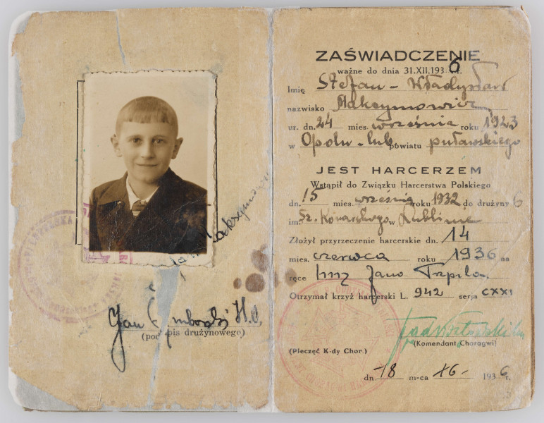 ML/MART/508 - Książeczka służbowa Związku Harcerstwa Polskiego z odnotowanymi sprawnościami i historią służby harcerza Stefana Władysława Maksymowicza, do ksiązeczki wklejona czarno-biała fotografia. Kksiążeczka ma 22 ponumerowane strony.