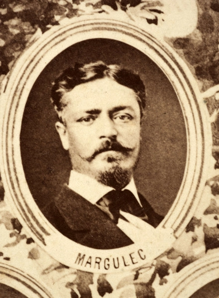 Fotografie w odcieniu sepii umieszczone na tle drzew i roślin, w centralnym miejscu postać kobiety ze sztandarem i aniołkami, wkomponowane widoki budowanej stacji, mostu kolejowego i lokomotywy. Największe zdjęcie w górnej, środkowej części bez podpisu, prawdopodobnie inż. głównej kolei nadwiślańskiej Tadeusz Chrzanowski lub jego następca Walery Titkow. Wśród podobizn pracownicy Biura Głównego Inżyniera: inż. Włodzimierz Stanisławski - pomocnik głównego inżyniera; inż. Feliks Kucharzewski -  pomocnik naczelnika biura; Feliks Kamocki - naczelnik kancelarii; Witold Lanci - naczelnik Wydz. Architektury; dr Wacław Lasocki- służba zdrowia; Władysław Radwan - sprawy zakupu gruntów; inż. Stanisław hr Scipio - projektant mostów kolejowych i jego współpracownicy: inż. Stefan Zieliński, inż. Maurycy Machalski, inż. Feliks Kucharzewski. Fotografia w passe - partout, za szkłem, oprawiona w drewnianą, profilowaną ramę.
