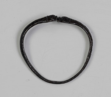 824/A/ML/1 - Żelazna bransoleta ze stylizowanymi wężowymi główkami. W części środkowej przekrój trapezowaty, przy główkach trójkątny.