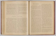 ML/H/650 - Okładka twarda, obklejona czerwonym płótnem, z wytłoczonym na złoto tytułem i ozdobami. Po lewej stronie popiersie kobiety bokiem, z wyciągniętą ręką trzymającą pędzel, poniżej kwiaty. W lewej części autor i tytuł, poniżej ozdobnik roślinny. Strona tytułowa przedstawia dwóch mężczyzn pochylonych nad mapą, w tle pejzaż wiejski z zamkiem na wzgórzu. Tytuł atlasu w wydzielonym, prostokątnym polu. Następna strona zawiera skorowidz i obiaśnienie znaków. Pierwsza z map to Mapa Ogólna Królestwa Polskiego z podziałem na gubernie i powiaty, następne to mapy powiatów. Na każdej stronie z mapą znajduja sie barwne grafiki z przedstawieniem zabytkowych budowli, typów ludowych, ruin, pejzaży. Do Atlasu dołączona luzem Mapa Guberni Lubelskiej, granice powiatu i wypełnienie błekitne.