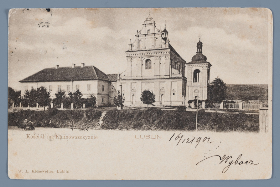 ML/H/1226 - Pocztówka sepiowana z widokiem na kościół pw. Św. Agnieszki na Kalinowszczyźnie i przyległe budynki położone na niewysokiej skarpie. Fasada główna świątyni z ozdobnym szczytem dzielona w pionie pilastrami, a w poziomie gzymsami. Z prawej strony czworoboczna dzwonnica zwieńczona kopułą. W oddali widok na pola. Z lewej dwukondygnacyjny budynek, częściowo przysłonięty drzewami. Wzdłuż budynków ogrodzenie. Pod fotografią na białym polu napisy informacyjne drukiem – tytuł oraz nazwa nakładcy (w l.d. rogu). Litery w kolorze brązowym. W p.d. rogu odręczne napisy czarnym atramentem. Na rewersie czarna linatura z odręczną korespondencją. Nazwisko i warszawski adres adresatki, Marii Natalii Stummer (?), czarnym atramentem. Wzdłuż górnej krawędzi nazwa karty pocztowej w języku rosyjskim. Trzy stemple pocztowe z nazwami rosyjsko-polskimi nazwami miast na otoku – Lublin, Warszawa. W p.g. rogu znaczek pocztowy wartości 3 kopiejek. Druk znaczka w kolorze czerwonym. W centralnym polu dwugłowy orzeł. 