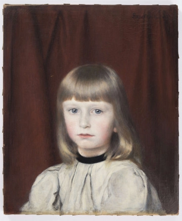 S/Mal/759/ML Portret chłopca ujęty w popiersiu. Ramiona delikatnie skręcone, twarz en face. Jasne, proste włosy opadają na ramiona. Grzywka zasłania czoło. Twarz owalna. Duże, niebieskie oczy. Jasne brwi. Okrągły nos, niewielkie usta. Chłopiec ubrany jest w popielatą bluzkę z czarną stójką ujmującą plisy bluzki. Rękawy zakończone bufkami. Tło neutralne, ciemnoczerwone.