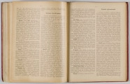 ML/H/650 - Okładka twarda, obklejona czerwonym płótnem, z wytłoczonym na złoto tytułem i ozdobami. Po lewej stronie popiersie kobiety bokiem, z wyciągniętą ręką trzymającą pędzel, poniżej kwiaty. W lewej części autor i tytuł, poniżej ozdobnik roślinny. Strona tytułowa przedstawia dwóch mężczyzn pochylonych nad mapą, w tle pejzaż wiejski z zamkiem na wzgórzu. Tytuł atlasu w wydzielonym, prostokątnym polu. Następna strona zawiera skorowidz i obiaśnienie znaków. Pierwsza z map to Mapa Ogólna Królestwa Polskiego z podziałem na gubernie i powiaty, następne to mapy powiatów. Na każdej stronie z mapą znajduja sie barwne grafiki z przedstawieniem zabytkowych budowli, typów ludowych, ruin, pejzaży. Do Atlasu dołączona luzem Mapa Guberni Lubelskiej, granice powiatu i wypełnienie błekitne.