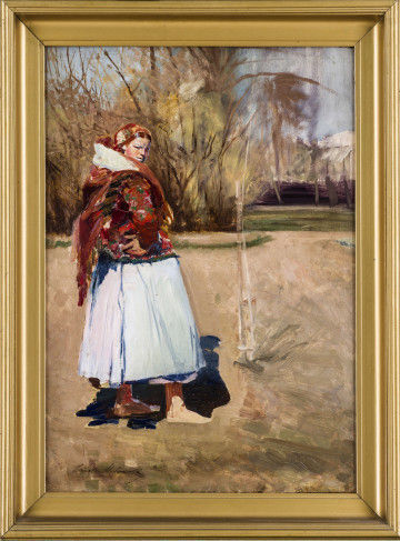 Postać kobiety na tle drzew, zwrócona bokiem. Stoi w lekkim rozkroku, z rękami na biodrach. Bosa, ubrana w długą, białą spódnicę, ciemny kubrak oraz opadającą na plecy czerwoną chustę. Na głowie ma chustka. W tle drzewa pośród zarośli, za nimi zarys domów. 