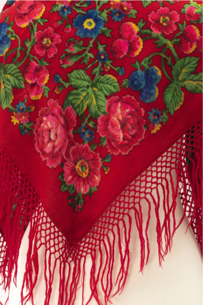 Chusta z czerwonej wełenki, obszyta frędzlami. Bordiura w postaci wieńca kwiatów czerwonych, niebieskich, żółtych oraz różowo-czerwonych róż z pąkami i zielonymi gałązkami.