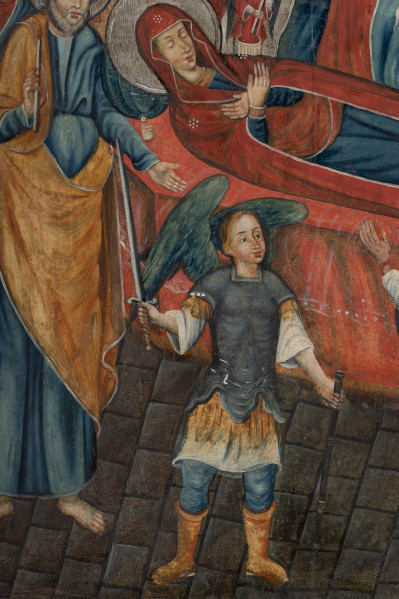 W centrum na łożu okrytym czerwoną tkaniną i przezroczystym materiałem, z głową wspartą na poduszce, leży Maryja. Ma zamknięte oczy, dłonie skrzyżowane na piersiach, ubrana jest w niebieską suknię i czerwony maforion z gwiazdkami na czole i ramionach; jej głowę otacza nimb. Za nią, w owalnej złotej mandorli zdobionej wyciskanym ornamentem przypominającym języki ognia, stoi Chrystus, opisany monogramem. Ponad mandorlą widnieje czerwonoskrzydły serafin. Chrystus spogląda na Maryję i prawą ręką ją błogosławi, a w lewej, poprzez połę płaszcza trzyma duszę Maryi ukazaną w postaci dziewczynki w białej sukience z niebieskim paskiem, z nimbem i ze złożonymi do modlitwy rękoma. Chrystus ubrany jest w czerwoną szatę spodnią i błękitny płaszcz, jego głowę otacza nimb. Towarzyszy mu dwóch aniołów, trzymających wysokie zapalone świece. Obaj ubrani są w białe szaty spodnie i czerwone tuniki, mają niebieskie skrzydła i nimby. 	
	Na pierwszym planie znajdują się postacie św. Michała Archanioła i Żyda Jefoniasza (nawiązujące do przekazów apokryficznych). Św. Michał Archanioł ubrany jest biało-złotą tunikę i pancerz z zębatymi wycięciami u dołu, w niebieskie spodnie i wysokie złotawe buty, w prawej dłoni trzyma miecz, w lewej pochwę miecza. Szczególnie ciekawy jest ubiór Jefoniasza, wyróżniający się realizmem i aktualizacją: Żyd ma na sobie czarną togę i biały talit katan (tradycyjna szata oznaczająca otoczenie Bożym światłem, znak Bożej opieki) z cicis – frędzlami na rogach. Prócz tego ma białe pończochy, czarne buty i charakterystyczny, nietypowy dla ubioru żydowskiego biret.
	Wokół Maryi zebrani są apostołowie, duchowni i tłumy wiernych. Przy jej głowie, ze świecą w prawej dłoni stoi siwowłosy św. Piotr, za nim inny apostoł ze świecą, trzymający lewą dłoń przy twarzy w geście rozpaczy. Po prawej stronie u stóp Maryi stoi apostoł ze świecą i księgą (św. P