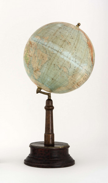 Kula tekturowa oklejona mapą: litografia kolorowa; 18 segmentów i 2 koła, południk skalowany, mosiężny, noga toczona, drewniana, podstawa z drewna piętrowa. Globus sygnowany nazwiskiem Eugeniusza Romera (nie tak doskonały jak późniejsze). Skala barw nie jest jeszcze dobrze dobrana i bogata, a czcionki nie są tak nowoczesne i delikatne. Widnieje nazwa 