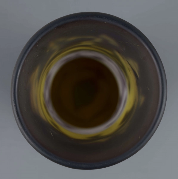 S/CS/1361/ML - Wazon cylindryczny, lekko rozszerzony ku dołowi, z wyodrębnioną niska stopą i rozchylonym wylewem. Korpus bezbarwny, podmalowany żółtym pudrem  - z wyjątkiem części środkowej. Powlekany warstwą fioletową i brązową; w nich trawiona i polerowana dekoracja roślinna: gałąź glicynii z kwiatami.
 