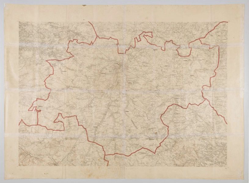 ML/H/2059 - Mapa dotyczy spisu miejscowości i zaludnienia w powiecie lubelskim. Posiada marginesy z każdej strony. Na mapie nieliczne odręczne podkreślenia kolorowymi kredkami, na górnym marginesie cyfry ołówkiem. W prawej dolnej części przy granicy mapy wydrukowane cyfry: 10.IV.17 oraz 867.
Skala 1:75000.