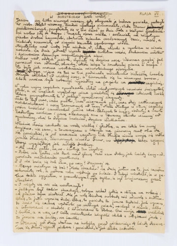 Józef Czechowicz, „W miasteczku nad wodą”, rękopis, wym. 29,8 x 20,4 cm, k. 4-9 r.
Autograf zapisany na sześciu kartkach jednostronnie o wymiarach 29,3 x 20,4 cm. Tekst pisany po jednej stronie czarnym atramentem, bez zaznaczania akapitów wcięciem, brak też cyfry oznaczającej część I, którą uzupełniono. Tytuł pisany majuskułą, nad nim – również majuskułą – przekreślony tytuł pierwotny: „Synowskie prawo”. Segmentacja tekstu sygnalizowana jest w autografie zwiększonymi odstępami, ale nie zawsze w sposób jednoznaczny. W rogu pierwszego arkusza u góry znajduje się adnotacja ręka autora: „KLASA VII”, co wskazuje, iż opowiadanie to było przeznaczone do podręcznika dla klasy siódmej szkoły powszechnej. Strona 1. u góry po lewej naddarta, naddarta jest też w środku od prawej strony na zgięciu. Na końcu tekstu odręczny podpis: „Józef Czechowicz”. 
