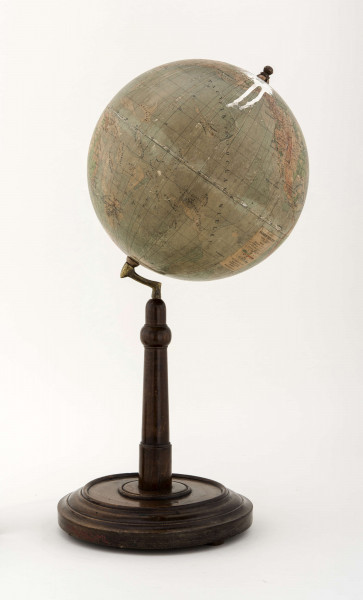 Kula tekturowa, oklejona mapą złożoną z 18 segmentów (każdy po 20 stopni) i 2 kół, postument drewniany, toczony, południka brak, ramię druciane, model 
