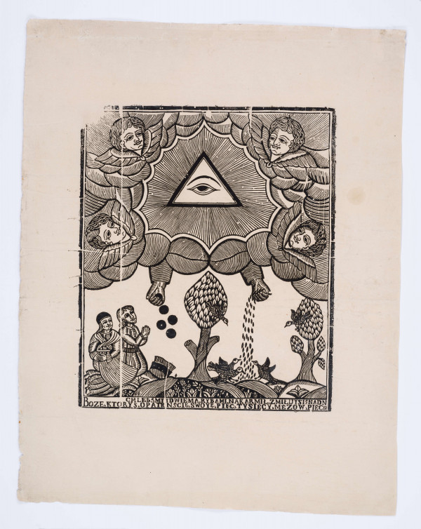 Kompozycja dwustrefowa. W górnej strefie pośrodku, otoczone promieniami ograniczonymi podwójną linią Oko Opatrzności w kształcie trójkąta równobocznego z okiem i brwią. Wokół obłoki i wyłaniające się z nich cztery putta. Ku dolnej strefie wyciągają się ukazujące się spod obłoków dwie ręce w rękawach. Dłoń po lewej rzuca ludziom pięć czarnych okrągłych bochenków. Dłoń po prawej sypie ziarno ptactwu. W dolnej strefie po lewej na ukwieconej, pełnej liści ziemi klęczą ze złożonymi rękami kobieta i mężczyzna, zwróceni w prawo ku spadającym z nieba bochenkom. Ziarno zbierają trzy ptaki siedzące na murawie po prawej stronie. Dwa inne ptaki siedzą na liściastych koronach dwóch drzew. Jedno z nich ukazano pośrodku dolnej strefy kompozycji, drugie po prawej stronie. Wzdłuż dolnej krawędzi widnieje inskrypcja w dwóch wierszach, do odczytywania kolejno - najpierw wiersz dolny, potem górny. Kompozycję otacza obramowanie z dwóch równoległych linii.

NAPIS:
BOZE,KTORYŚ,OPATRNŚCIĘ,SWOYĘ,PIĘĆ,TYSIECY,MEZOW,PIECIą CHLEBAMY Y DWIEMA.RYBAMI.NAKARMIŁ.ZMIŁUJSIę NADN , (wzdłuż dolnej krawędzi, wiersze w odwróconej kolejności) 