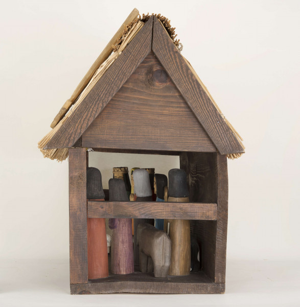 Szopka kolędnicza. Dach dwuspadowy. Na poszyciu dachu figurki trzech drewnianych kolorowych ptaszków. W szopce znajduje się 9 figurek drewnianych przedstawiających postaci ludzkie i żłóbek oraz figurki: osła, wołu i baranka. Pośrodku szopki stoi żłóbek z Dzieciątkiem, po lewej stronie postać Matki Boskiej (wys. 22 cm), po prawej – postać św. Józefa (wys. 22 cm). Za żłóbkiem z tyłu postać Anioła (wys. 21 cm). Przed żłóbkiem figurka przedstawiająca baranka. Z lewej strony wzdłuż ściany figurki trzech króli. Pierwszy król (wys. 16 cm) – murzyn, trzyma w rękach złotą kulę, drugi (wys. 21,5 cm) – złoty domek, trzeci (wys. 22 cm) – złotą księgę. Z prawej strony wzdłuż ściany znajdują się: mężczyzna (wys. 23 cm) w lewej ręce trzymający laskę, a w prawej worek, kobieta (wys. 21 cm) z kurą w rękach oraz – pomiędzy figurkami wołu i osiołka, postać mężczyzny grającego na trąbce. 
Figurki z drewna lipowego, polichromowane.