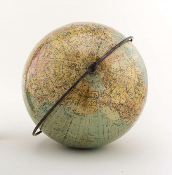 Pierwszy polski powojenny globus Ziemi. Kula tekturowa, globus wyposażony w 360 stopniowe koło południka, postument drewniany.
Mapa fizyczna w skali 1:40 mkn. W treści fizycznej różni się od globusów romerowskich głównie cięciem poziomic i kolorystyką. Dla rozgraniczenia nizin i wyżyn przyjęto poziomicę 200 m, a następnie 500, 1000, 2000, 4000 i 6000. Poziomice 4000 i 6000 oraz izobata 6000 m są właściwe tylko dla tego globusa. Najwyższe obszary kontynentów pokazują odcienie dwóch kolorów: żółtego (0-500 m) i różowego (1000-4000 m), toteż globus ma swoistą barwę o charakterystycznym odcieniu zieleni (właściwą tylko dla depresji). Treść globusa nie jest zbyt bogata, ogranicza się do największych rzek (w Polsce: Wisła i Odra), kanałów, jezior, obszarów bagiennych i pustynnych oraz stalic i - w zależnościn od wolnej przestrzeni - ważniejszych miast (w Polsce: Warszawa i Kraków). Nie ma granic politycznych. Na oceanach uwzględniono prądy morskie, oznaczone czarnymi liniami i nazwami.