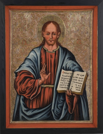 S/Mal/539/ML - Chrystus Pantokrator ukazany w ujęciu do pasa. Prawą dłoń wznosi w geście błogosławieństwa, w lewej  trzyma księgę otwartą na słowach z Ewangelii (Mt 25, 34): „Pójdźcie, błogosławieni Ojca mojego, weźcie w posiadanie królestwo, przygotowane wam od założenia świata.”
Chrystus ma zarumienioną twarz, którą okala krótka rozdwojona broda; wąsy ostre, skierowane w dół,  włosy długie, spływające na ramiona. Spogląda na wprost; ma oczy o migdałowym kształcie i bardzo wysokie czoło. Ubrany jest w czerwony chiton ze złoconą lamówką, przewiązany złoconym paskiem oraz błękitny himation. Szaty te wydają się bardzo obfite w porównaniu do drobnej twarzy i dłoni Chrystusa. Jego głowę otacza nimb wyznaczony rytą linią, pokryty srebrzeniem i złotym lakierem; w nimbie wpisany monogram. Po bokach czerwone litery monogramu IC XC. Tło srebrzone, z wytłaczanym ornamentem roślinnym, pokrytym dodatkowo złotym lakierem. Całość połączona z rozglifioną ramą, pomalowaną od wewnątrz na czerwono, na brzegach pokrytą srebrzeniem i złotym lakierem oraz zdobioną regularnie zgrupowanymi nacięciami.