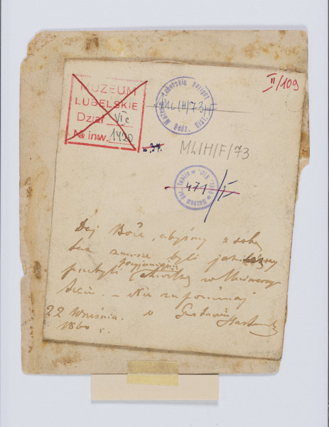 ML/H/F/73 - Fotografia przedstawia siedzącego młodego mężczyznę, zwróconego w prawo w ujęciu 3/4. Na nosie druciane okulary, czoło wysokie, wąsy, uszy lekko odstające. Na kolanach trzyma czapkę, w której ma ukryte dłonie. 
Na odwrociu odręczny napis czarnym, nieco wyblakłym atramentem: 