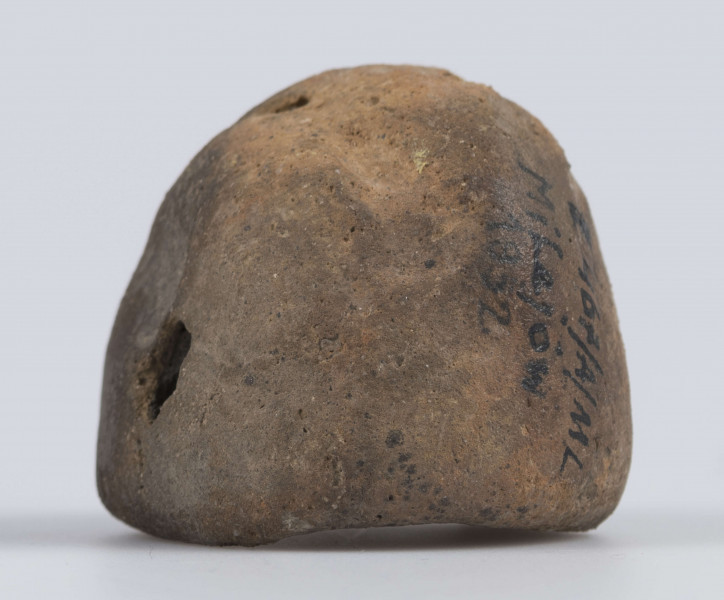 467/A/ML/1 - Naczynko miniaturowe, najprawdopobniej pełniące funkcję tygielka. Kształt półokragły, nieznacznie zwężający się ku wylewowi. Krawędź nierówna, płaska, łagodnie profilowana. Domieszka drobnoziarnista. 