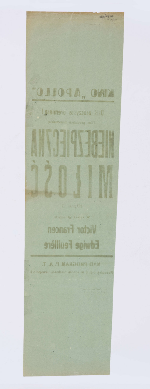 Na niebieskim papierze w wydłużonym, pionowym formacie druk zróżnicowanej wielkości czcionką. Afisz premiery filmu 