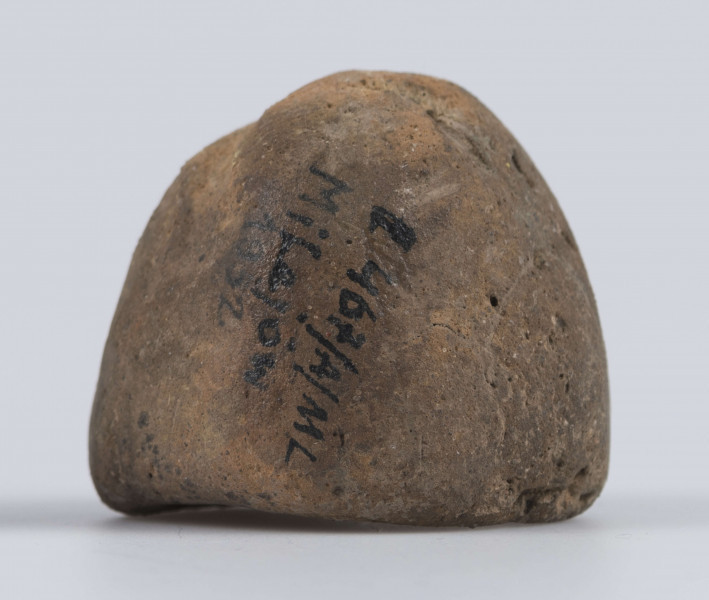 467/A/ML/1 - Naczynko miniaturowe, najprawdopobniej pełniące funkcję tygielka. Kształt półokragły, nieznacznie zwężający się ku wylewowi. Krawędź nierówna, płaska, łagodnie profilowana. Domieszka drobnoziarnista. 