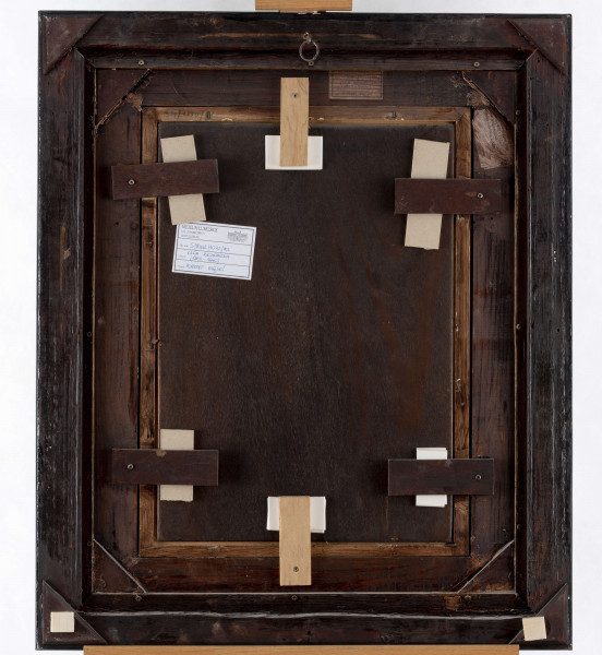 Obraz przedstawia portret męski - postać ujęta w popiersiu z głową wspartą na prawej dłoni, przedstawiona en face. Mężczyzna ubrany jest w białą koszulę, ciemny krawat i ciemny garnitur. Twarz szczupła, pociągła, cera śniada, oczy niebieskie, brwi zarysowane wydatnym łukiem, nos prosty, usta pełne, nad nimi cienkie, krótkie wąsy. Włosy czarne delikatnie falowane nad czołem. Tło obrazu w kolorystyce szarości i zieleni.