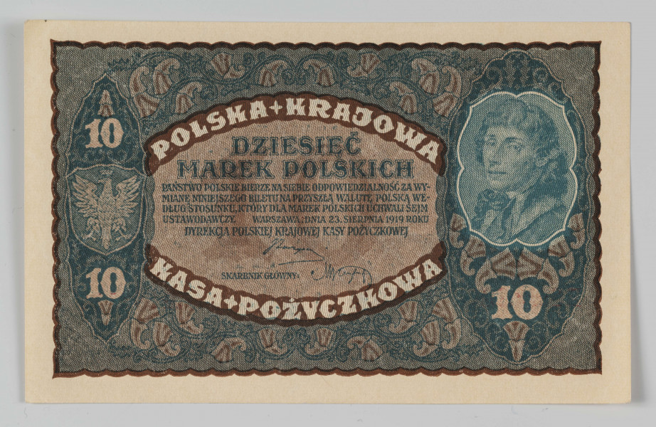 N/Bn/695/ML - Aw. W falistej ramce ornamentyka kwietna w stylu wiedeńskiej secesji. Z lewej stylizowana tarcza z godłem państwowym; z prawej w stylizowanej tarczy wizerunek Tadeusza Kościuszki 3/4 w lewo. W polu centralnym dużym liternictwem: DZIESIĘĆ / MARKEK POLSKICH; niżej drobnym drukiem: PAŃSTWO POSLKIE BIERZE NA SIEBIE ODPOWIEDZIALNOŚĆ ZA WY– / MIANĘ NINIEJSZEGO BILETU NA PRZYSZŁĄ  WALUTĘ POLSKĄ WE– / DŁUG STOSUNKU, KTÓRY DLA MAREK POLSKICH UCHWALI SEJM / USTAWODAWCZY. WARSZAWA, DNIA 23. SIERPNIA 1919 ROKU / DYREKCJA POLSKIEJ KRAJOWEJ KASY POŻYCZKOWEJ
W tle oznaczenie nominału 10
Podpisy: Józef Zarzycki (Dyrekcja PKKP); Marian Karpus (Skarbnik Główny)
W łuku u góry,  dużym liternictwem: POLSKA . KRAJOWA; u dołu: KASA . POŻYCZKOWA
Trzykrotne oznaczenie nominału: 10

Rw. W polu centralnym na tle roślinnie zdobionego stylizowanego czworoliścia ramka z czterowierszowym tekstem o sankcjach karnych za fałszowanie biletów PKKPW. Nad nią tarcza z godłem państwowym, niżej natomiast oznaczenie nominału: 10  Po bokach, w otoczeniu roślinnej ornamentyki, oznaczenie nominału: 10. Numer i seria: II SERJA DK –  No 898,755
