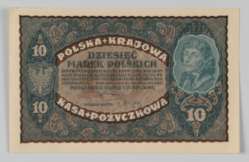 N/Bn/695/ML - Aw. W falistej ramce ornamentyka kwietna w stylu wiedeńskiej secesji. Z lewej stylizowana tarcza z godłem państwowym; z prawej w stylizowanej tarczy wizerunek Tadeusza Kościuszki 3/4 w lewo. W polu centralnym dużym liternictwem: DZIESIĘĆ / MARKEK POLSKICH; niżej drobnym drukiem: PAŃSTWO POSLKIE BIERZE NA SIEBIE ODPOWIEDZIALNOŚĆ ZA WY– / MIANĘ NINIEJSZEGO BILETU NA PRZYSZŁĄ  WALUTĘ POLSKĄ WE– / DŁUG STOSUNKU, KTÓRY DLA MAREK POLSKICH UCHWALI SEJM / USTAWODAWCZY. WARSZAWA, DNIA 23. SIERPNIA 1919 ROKU / DYREKCJA POLSKIEJ KRAJOWEJ KASY POŻYCZKOWEJ
W tle oznaczenie nominału 10
Podpisy: Józef Zarzycki (Dyrekcja PKKP); Marian Karpus (Skarbnik Główny)
W łuku u góry,  dużym liternictwem: POLSKA . KRAJOWA; u dołu: KASA . POŻYCZKOWA
Trzykrotne oznaczenie nominału: 10

Rw. W polu centralnym na tle roślinnie zdobionego stylizowanego czworoliścia ramka z czterowierszowym tekstem o sankcjach karnych za fałszowanie biletów PKKPW. Nad nią tarcza z godłem państwowym, niżej natomiast oznaczenie nominału: 10  Po bokach, w otoczeniu roślinnej ornamentyki, oznaczenie nominału: 10. Numer i seria: II SERJA DK –  No 898,755
