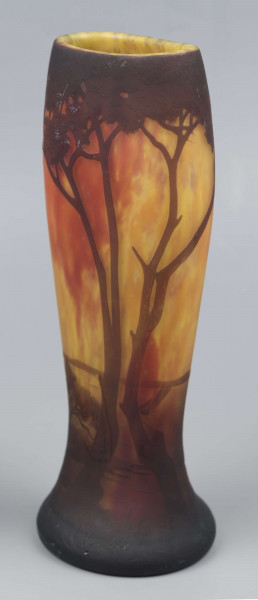 S/CS/1407/ML - Wazon o opływowym kształacie; stopa ciemnobrązowa, pogrubiona, kolista, korpus owoidalny, przewężony u dołu, dwustronnie spłaszczony. Szkło bezbarwne, powlekane, trawione, matowane i barwione pudrem szklanym, kolory: odcienie czerwieni, żółcieni i brązu. Pokryty dekoracją reliefową: krajobraz z rzeką i łódkami, na pierwszym planie wysokie drzewa, których splątane korony otaczają wylew, na stopie drobna roślinność.
W dolnej części pośród dekoracji wypukła trawiona sygnatura o dekoracyjnej formie: 
- Daum / Nancy - umieszczone jedno nad drugim i krzyż Lotryngii utworzony z linii przebiegającej przez pierwsze litery