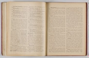 ML/H/650 - Okładka twarda, obklejona czerwonym płótnem, z wytłoczonym na złoto tytułem i ozdobami. Po lewej stronie popiersie kobiety bokiem, z wyciągniętą ręką trzymającą pędzel, poniżej kwiaty. W lewej części autor i tytuł, poniżej ozdobnik roślinny. Strona tytułowa przedstawia dwóch mężczyzn pochylonych nad mapą, w tle pejzaż wiejski z zamkiem na wzgórzu. Tytuł atlasu w wydzielonym, prostokątnym polu. Następna strona zawiera skorowidz i obiaśnienie znaków. Pierwsza z map to Mapa Ogólna Królestwa Polskiego z podziałem na gubernie i powiaty, następne to mapy powiatów. Na każdej stronie z mapą znajduja sie barwne grafiki z przedstawieniem zabytkowych budowli, typów ludowych, ruin, pejzaży. Do Atlasu dołączona luzem Mapa Guberni Lubelskiej, granice powiatu i wypełnienie błekitne.