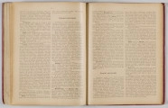 ML/H/650 - Okładka twarda, obklejona czerwonym płótnem, z wytłoczonym na złoto tytułem i ozdobami. Po lewej stronie popiersie kobiety bokiem, z wyciągniętą ręką trzymającą pędzel, poniżej kwiaty. W lewej części autor i tytuł, poniżej ozdobnik roślinny. Strona tytułowa przedstawia dwóch mężczyzn pochylonych nad mapą, w tle pejzaż wiejski z zamkiem na wzgórzu. Tytuł atlasu w wydzielonym, prostokątnym polu. Następna strona zawiera skorowidz i obiaśnienie znaków. Pierwsza z map to Mapa Ogólna Królestwa Polskiego z podziałem na gubernie i powiaty, następne to mapy powiatów. Na każdej stronie z mapą znajduja sie barwne grafiki z przedstawieniem zabytkowych budowli, typów ludowych, ruin, pejzaży. Do Atlasu dołączona luzem Mapa Guberni Lubelskiej, granice powiatu i wypełnienie błekitne.