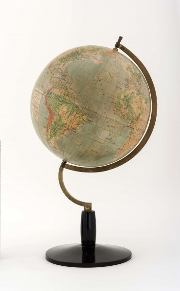 Mapa globusowa fizyczna 1:40 mln, litografia kolorowa; 18 segmentów szerokości 6 cm i 2 koła, bez południka, z ramieniem lanym, model 