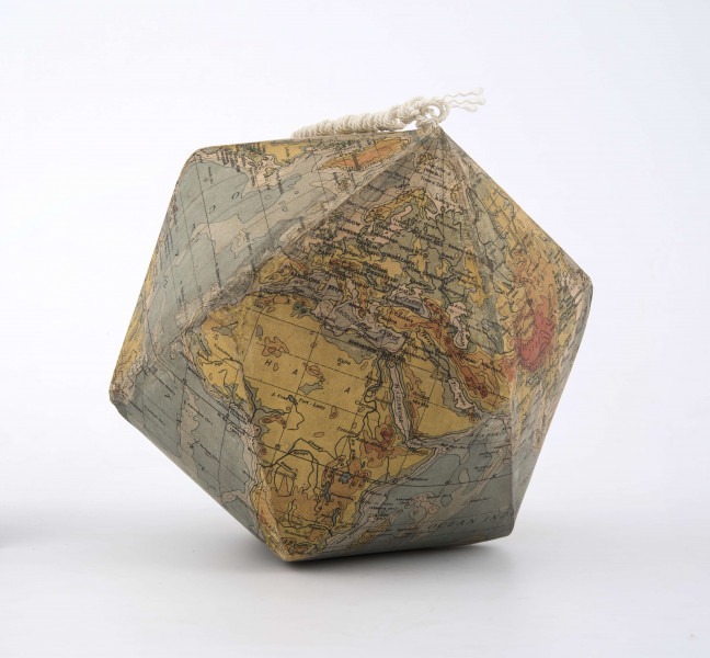 Mapa została podzielona na 20 trójkątów; po odpowiednim wycięciu i zagięciu został z niej sklejony globus. Mapa jest silnie zgeneralizowana. Na lądach na tle hipsometrycznego ukształtowania powierzchni, opartego na poziomicach: 0, 200, 1000, 2000, 4000, 6000 m n.p.m. oznaczono rzeki i jeziora, pasma górskie, pustynie, największe półwyspy oraz znaczną ilość miast. Co rzadkie, dla Grenlandii i Antarktydy również zastosowano metodę hipsometryczną i odpowiadające jej barwy. Na wodach izobaty: 200, 2000, 4000, 7000 m - odcienie koloru niebieskiego obrazują ukształtowanie powierzchni dna morskiego. Na tym tle zaznaczono oceany, największe morza, zatoki, cieśniny, wyspy. Sieć południków i równoleżników poprowadzono co 10 stopni. Równik pogrubiono. Linią przerywaną zaznaczono zwrotniki i koła podbiegunowe. Nakład: 33 300 egz.