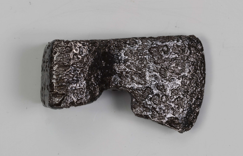 992/A/ML/1 - Siekierka żelazna z półokrągłym otworem na trzonku i głębokim wycięciem u nasady ostrza; ostrze lekko łukowate, trapezowate