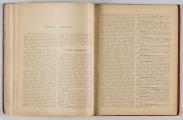 ML/H/650 - Okładka twarda, obklejona czerwonym płótnem, z wytłoczonym na złoto tytułem i ozdobami. Po lewej stronie popiersie kobiety bokiem, z wyciągniętą ręką trzymającą pędzel, poniżej kwiaty. W lewej części autor i tytuł, poniżej ozdobnik roślinny. Strona tytułowa przedstawia dwóch mężczyzn pochylonych nad mapą, w tle pejzaż wiejski z zamkiem na wzgórzu. Tytuł atlasu w wydzielonym, prostokątnym polu. Następna strona zawiera skorowidz i obiaśnienie znaków. Pierwsza z map to Mapa Ogólna Królestwa Polskiego z podziałem na gubernie i powiaty, następne to mapy powiatów. Na każdej stronie z mapą znajduja sie barwne grafiki z przedstawieniem zabytkowych budowli, typów ludowych, ruin, pejzaży. Do Atlasu dołączona luzem Mapa Guberni Lubelskiej, granice powiatu i wypełnienie błekitne.