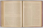 ML/H/650 - Okładka twarda, obklejona czerwonym płótnem, z wytłoczonym na złoto tytułem i ozdobami. Po lewej stronie popiersie kobiety bokiem, z wyciągniętą ręką trzymającą pędzel, poniżej kwiaty. W lewej części autor i tytuł, poniżej ozdobnik roślinny. Strona tytułowa przedstawia dwóch mężczyzn pochylonych nad mapą, w tle pejzaż wiejski z zamkiem na wzgórzu. Tytuł atlasu w wydzielonym, prostokątnym polu. Następna strona zawiera skorowidz i obiaśnienie znaków. Pierwsza z map to Mapa Ogólna Królestwa Polskiego z podziałem na gubernie i powiaty, następne to mapy powiatów. Na każdej stronie z mapą znajduja sie barwne grafiki z przedstawieniem zabytkowych budowli, typów ludowych, ruin, pejzaży. Do Atlasu dołączona luzem Mapa Guberni Lubelskiej, granice powiatu i wypełnienie błekitne.