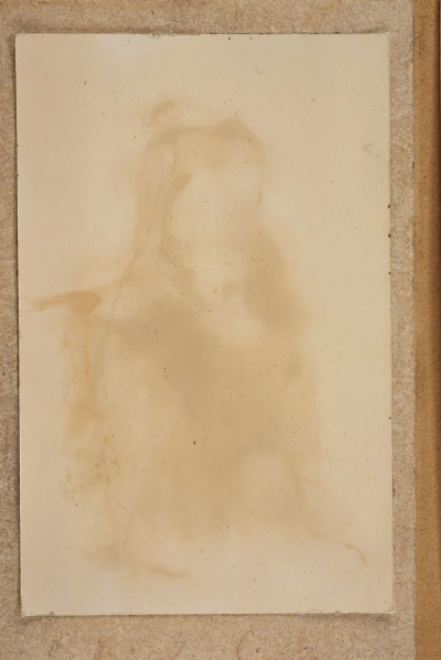 Tableau szklone zewnętrznie, w ramie, zawiera na tekturowym podłożu 15 fotografii uczestników powstania z terenu Wołynia. Pośrodku brak jednej, większej fotografii. Zdjęcia wykonane w sepii, w formacie pocztówkowym, niektóre z nich są podpisane pod spodem i na odwrociu: Eugeniusz Rdułtowski, Herkulan Kardussowski, F. Boryczewski, Antoni Straszewicz, Alfons Romanowski, Adam Hreczyna, Jan Grabis, Antoni Szymkiewicz.
Niektóre fotografie mają na kartonikach wyciskane napisy w języku rosyjskim. W środku tableau, pod pierwszym rzędem zdjęć przymocowany krzyżyk wykonany z chleba i tabaki, dekorowany motywem różyczek. Nad krzyżykiem druciana korona cierniowa, na niej krzyżyk z metalu z gałązką palmową. Niżej, pod brakującą fotografią lufka (?) z tektury, pierścionek i mały medalion ze Świętą Rodziną. Poniżej przymocowany grzebień rogowy, jakucki z napisem w języku rosyjskim i datą: 1864. Całość w ozdobnej ramie z dekoracyjnymi narożnikami, koroną, herbami Polski, Litwy, herbem z literą S. 